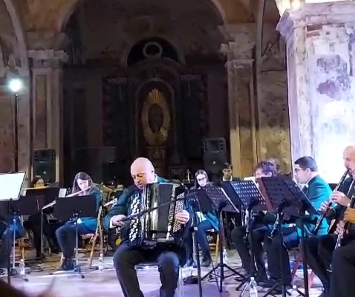 La Banda Musicale di Villanova incanta il pubblico nell'antica chiesa di Santa Caterina con l'Italian Classic Parade [VIDEO]