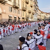 Il gruppo di 164 Pierrot dell'Oratorio di Verzuolo nella sfilata del Carnevale degli oratori