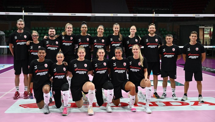 La Cuneo Granda Volley inizia la sua stagione: primo allenamento a porte aperte per le ragazze di Pintus