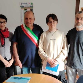 Mombasiglio consegna la Costituzione al neodiciottenne Efrem Ivan Dario