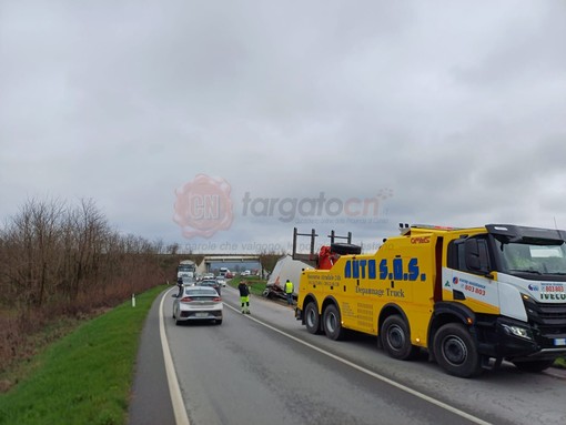 Ennesimo incidente sulla provinciale 7: camion esce di strada e resta in bilico sulla banchina