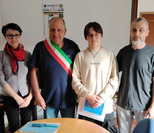 Mombasiglio consegna la Costituzione al neodiciottenne Efrem Ivan Dario