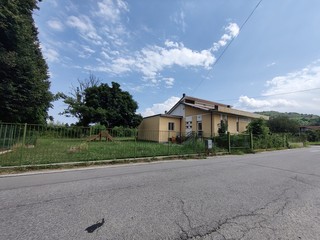 La struttura dell'ex scuola materna in frazione Gerino, dismessa da qualche anno, in quanto in zona alluvionale