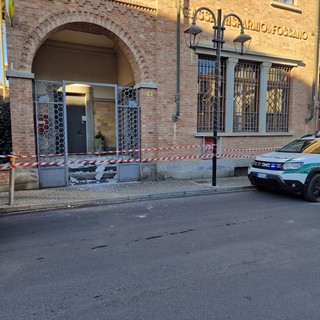 Centallo, cade controsoffitto nell'atrio delle poste: nessun ferito