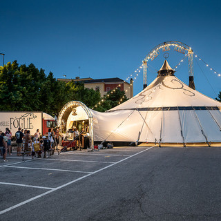 Lo chapiteau del Teatro delle Foglie installato in piazzale Unità d'Italia