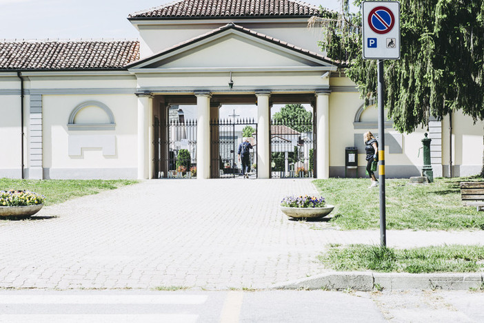 L'ingresso del cimitero di Alba