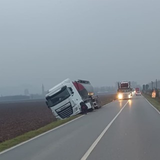 Pollenzo: camion fuori strada sulla provinciale 7