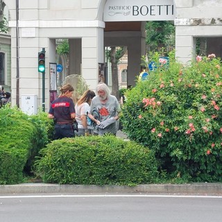 In piazza Galimberti a Cuneo caccia alla marmotta scesa a valle con la Fausto Coppi