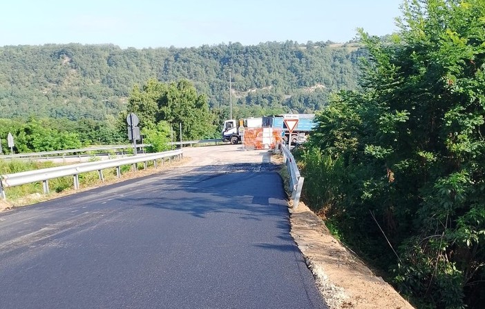 In corso la bitumatura al cavalcaferrovia della provinciale &quot;Valle Mongia&quot;