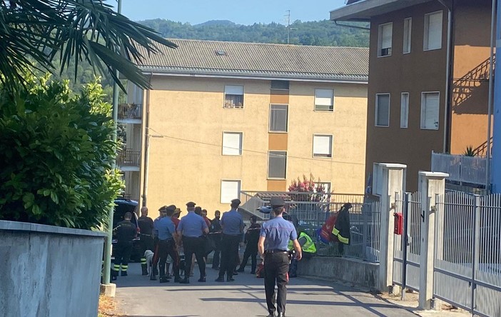 Lancia oggetti e dardi dal balcone di casa: forze dell'ordine sul posto, tensione a San Michele Mondovì