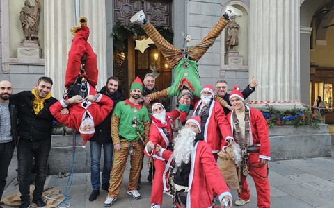 La calata dei babbi Natale dal Duomo di Cuneo ha incantato i bimbi