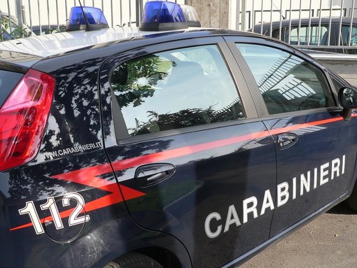 Incappucciato e legato in un cortile in discesa Bellavista a Cuneo