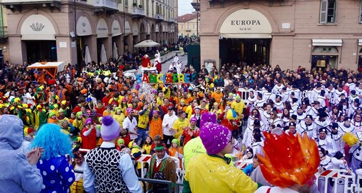 Il carro dell'oratorio di San Chiaffredo di Busca vincitore dell'edizione 2025. A destra il gruppo di Verzuolo al secondo posto (Foto Paola Ravazzi)