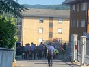 Lancia oggetti e dardi dal balcone di casa: forze dell'ordine sul posto, tensione a San Michele Mondovì