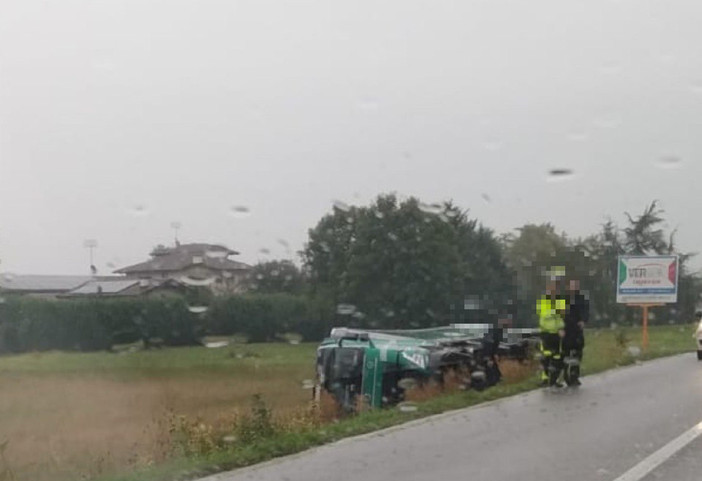 Beinette, camion esce di strada sulla provinciale 564