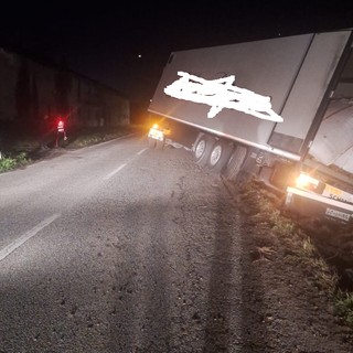 Il camion finito parzialmente fuori strada