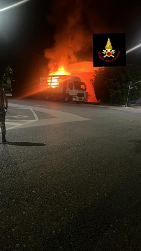 Il camion in fiamme