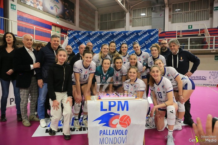 La consegna del campo di volley cubico (foto di Cristiano Silvestri)