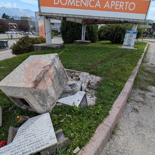 Auto esce di strada e abbatte cippo partigiano a Borgo: “Un incidente e non un atto di vandalismo”