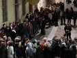 Il pubblico in fila fuori dal teatro Toselli