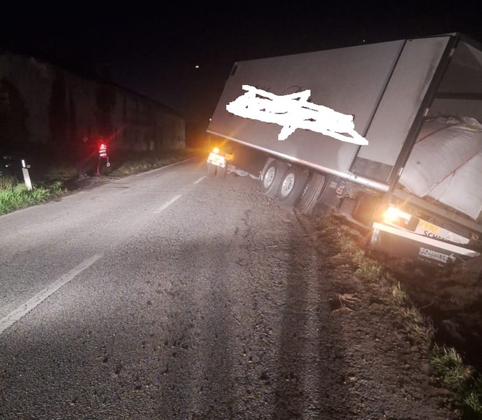 Il camion finito parzialmente fuori strada