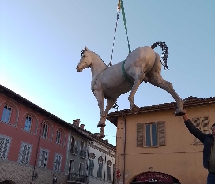 Il cavallo di Napoleone, dell'artista Franco Alessandria, esposto a Lesegno: qui venne salvato il destriero di Bonaparte