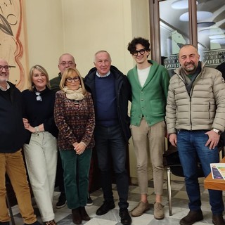 Nel corso della conferenza stampa di presentazione del 97° Carnevale di Saluzzo c’è stato anche il simbolico passaggio di consegne tra i Ciaferlin Aurelio Seimandi (secondo da sin) e Beppe Roatta (quarto da sin). Tra loro la Castellana del 96° Carnevale, Silvia Ghione