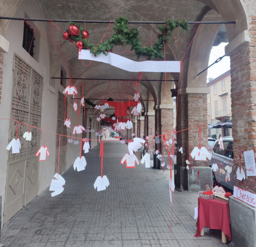 I bambini e le insegnanti della scuola dell’Infanzia di Cherasco anche quest’anno colorano il paese con i loro auguri di natale alla comunità educante