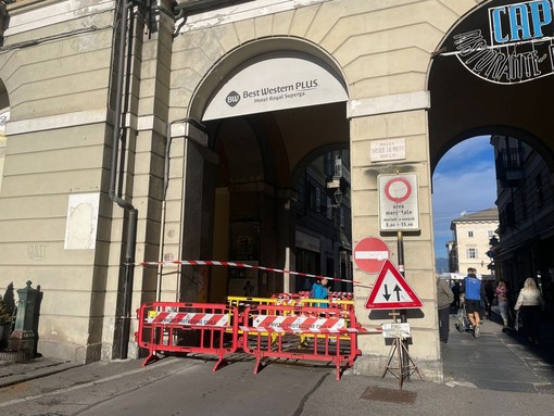 Cuneo, lunedì si sistema l’avvallamento sotto i portici tra piazza Galimberti e via Pascal