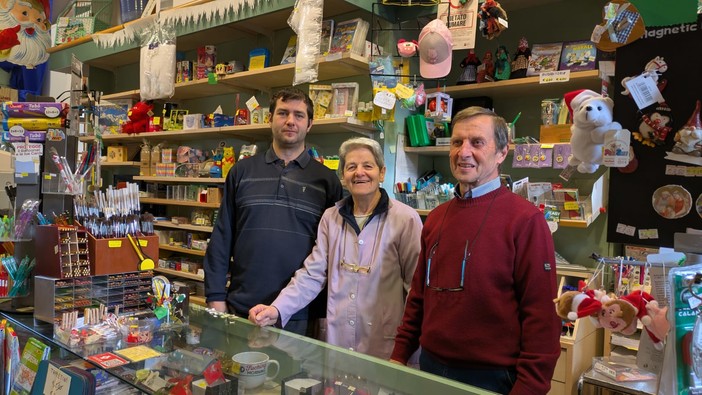 Paolo, Anna e Martino della cartoleria Brunori di Borgo San Dalmazzo