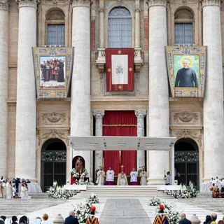 La cerimonia di canonizzazione in piazza San Pietro