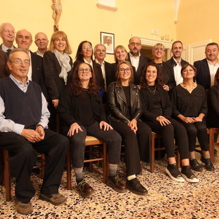 Padre Oreste insieme al maestro Beppe Tibaldi e la corale Sant’Agostino di Pocapaglia