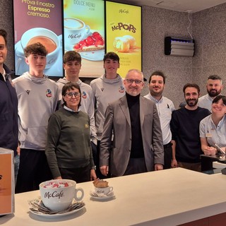 Cuneo Volley e McDonald’s brindano al nuovo ristorante in città