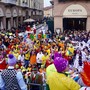 Il carro dell'oratorio di San Chiaffredo di Busca vincitore dell'edizione 2025- a destra il gruppo di Verzuolo al secondo posto- Foto Paola Ravazzi