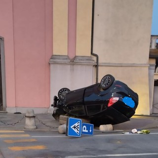 Auto si ribalta sul sagrato della chiesa parrocchiale di Cardè: non ci sono feriti gravi