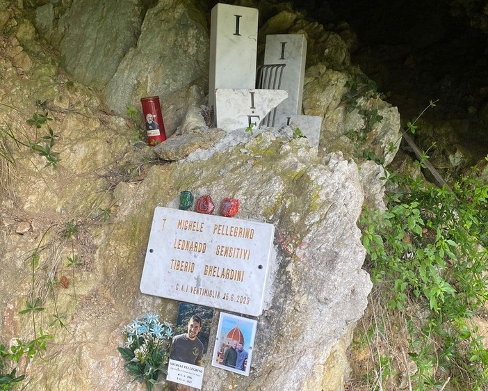 Fiori e una preghiera sul luogo del tragico incidente in cui morì Michele Pellegrino, finanziere di Vernante