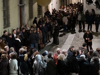 Il pubblico in fila fuori dal teatro Toselli