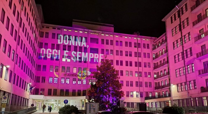 Il Santa Croce di Cuneo si illumina di rosa per le iniziative dedicate alla salute delle donne
