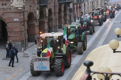 Il corteo dei trattori in via Roma a Fossano