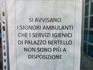 Il cartello affisso sui bagni nell'area Bertello