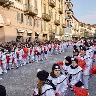 Il gruppo di 164 Pierrot dell'Oratorio di Verzuolo nella sfilata del Carnevale degli oratori