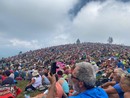 In migliaia ai 1390 metri del Bric Lombatera, a Paesana, per il Concerto di Ferragosto [FOTO]