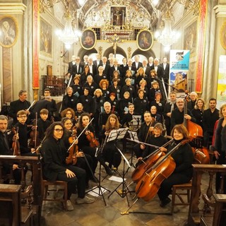 Il Copo Polifonico Monserrato con l'orchestra Fidei Donum in un'immagine di repertorio