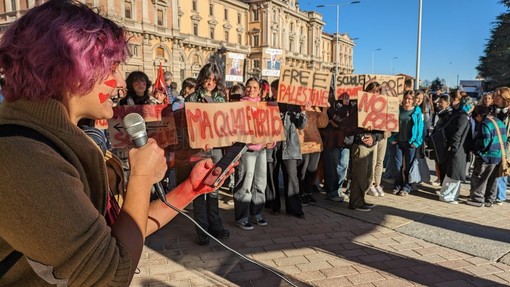 Studenti cuneesi in piazza “contro la scuola del merito” [FOTO E VIDEO]