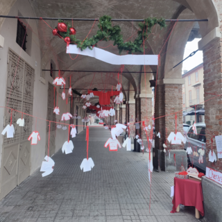 I bambini e le insegnanti della scuola dell’Infanzia di Cherasco anche quest’anno colorano il paese con i loro auguri di natale alla comunità educante