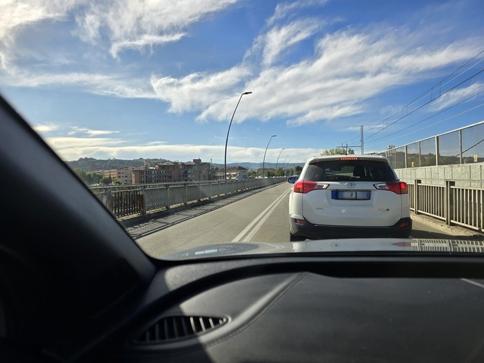 Tamponamento fra tre auto sul ponte Albertino all'ingresso di Alba, lunghe code