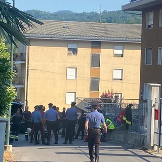 Lancia oggetti e dardi dal balcone di casa: forze dell'ordine sul posto, tensione a San Michele Mondovì