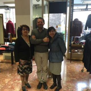 Alessandria confezioni: Giovanna e Umberto Tagliafierro (da destra) insieme alla compianta zia Amalia Alessandria sono stati i titolari dello storico negozio di Alba