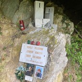 Fiori e una preghiera sul luogo del tragico incidente in cui morì Michele Pellegrino, finanziere di Vernante