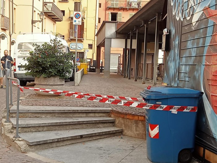 Nella notte il ritrovamento del cadavere in piazza Boves